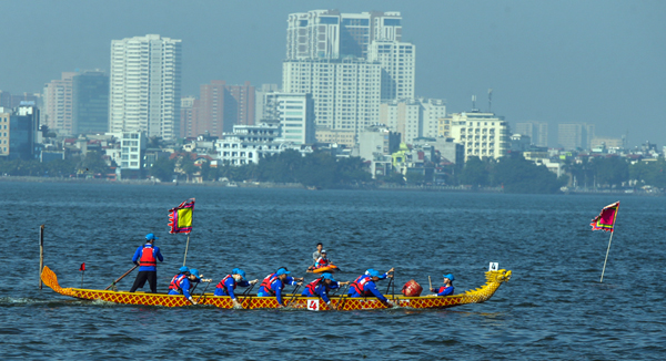 Sôi nổi Giải Bơi chải Thuyền rồng tại Hồ Tây